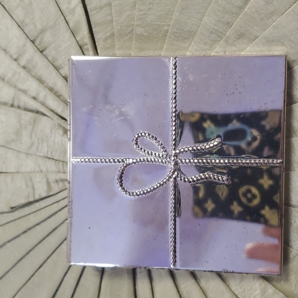 Vera wang compact magnifying mirror - Picture 1 of 6